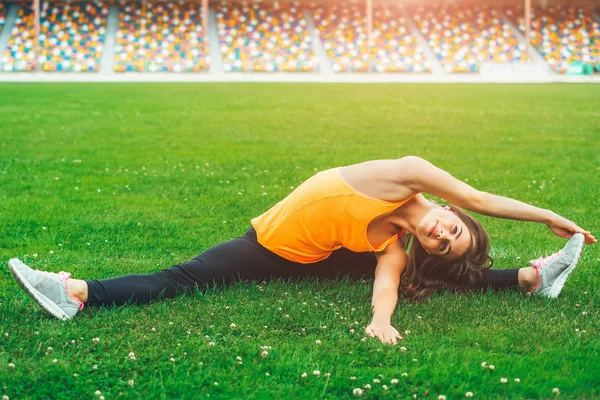 Bella Giovane Bruna Sportiva Ragazza Allenamento All Aperto — Foto Stock