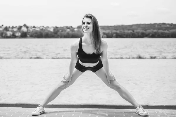 Bastante Joven Morena Deportista Chica Entrenamiento Aire Libre Blanco Negro — Foto de Stock