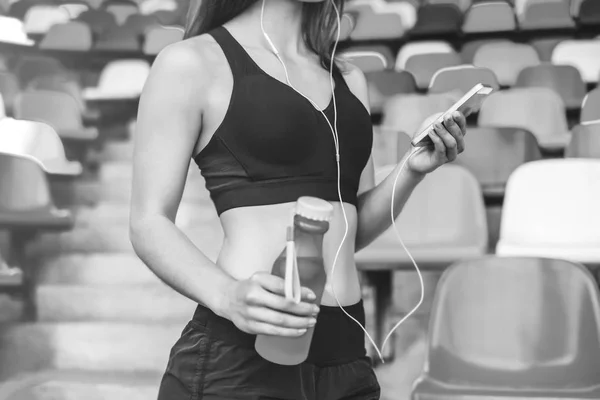 Chica Bastante Deportiva Con Teléfono Botella Aire Libre Blanco Negro —  Fotos de Stock