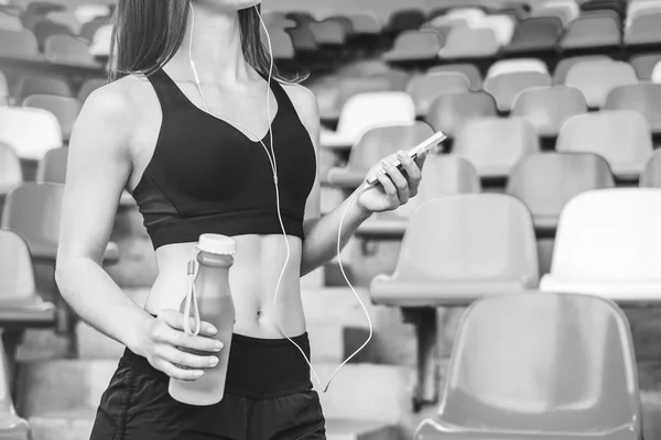 Bella Ragazza Sportiva Con Telefono Bottiglia All Aperto Bianco Nero — Foto Stock