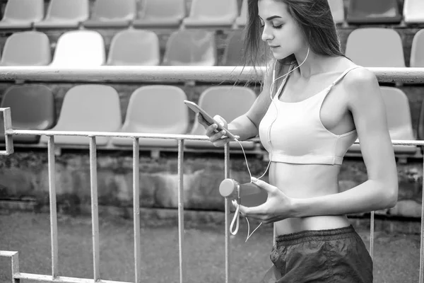 Jolie Fille Sportive Avec Téléphone Bouteille Extérieure Noir Blanc — Photo