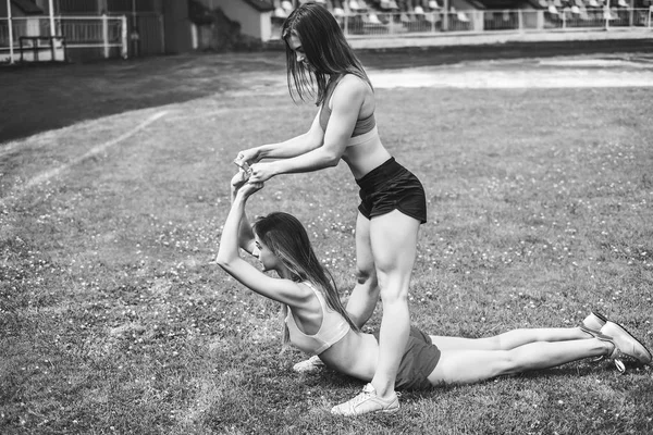 Two Pretty Sporty Girls Workout Together Outdoor Black White — Stock Photo, Image