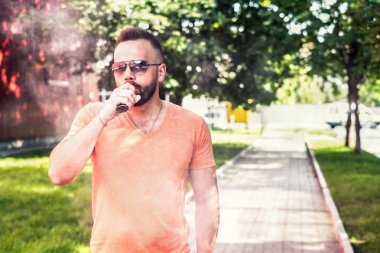 Sakal ve elektronik sigara açık olan genç adam