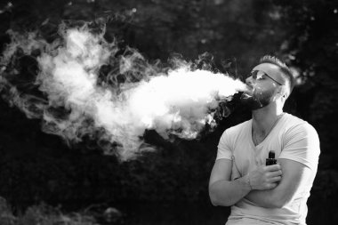 Sakal duman elektronik sigara açık, siyah ve beyaz adamla