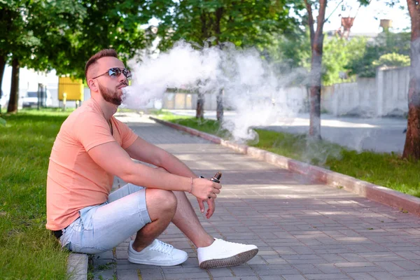 Jonge Man Met Baard Elektronische Sigaret Buiten — Stockfoto