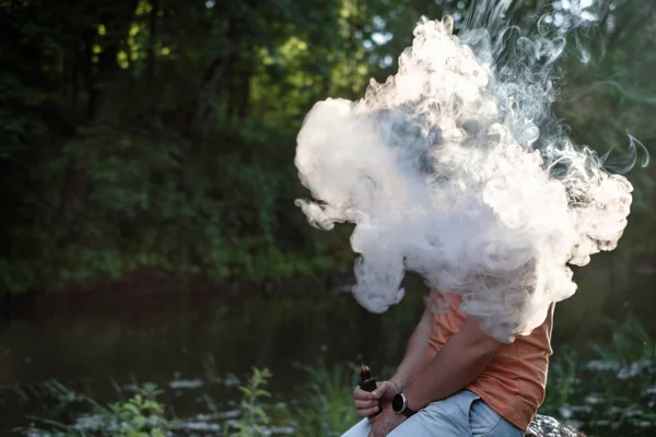 ひげと夏の屋外の電子タバコを持つ男 — ストック写真