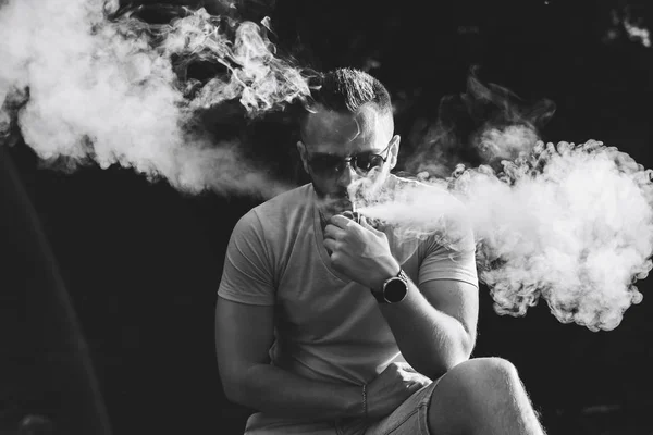 Homem Com Barba Cigarro Eletrônico Livre Verão — Fotografia de Stock