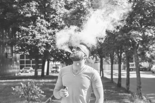 Homme Avec Fumée Barbe Cigarette Électronique Plein Air Été Noir — Photo