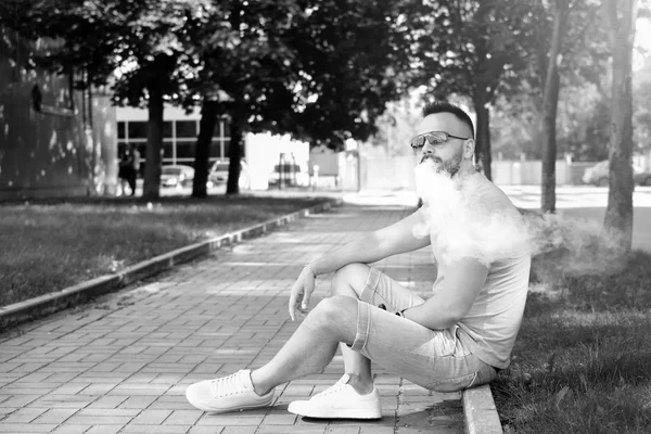 Homem Com Fumaça Barba Cigarro Eletrônico Livre Verão Preto Branco — Fotografia de Stock