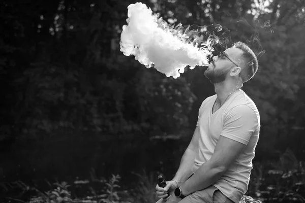 Homme Avec Barbe Fumée Cigarette Électronique Extérieure Noir Blanc — Photo
