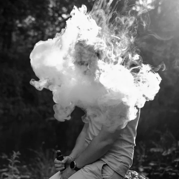 人与胡子抽烟电子香烟室外 — 图库照片
