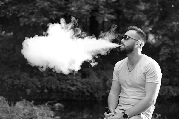 Homem Com Fumaça Barba Cigarro Eletrônico Livre Preto Branco — Fotografia de Stock