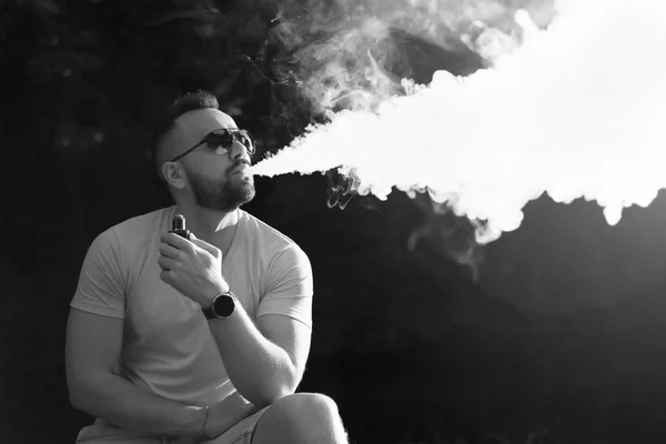 Homme Avec Barbe Fumée Cigarette Électronique Extérieure Noir Blanc — Photo