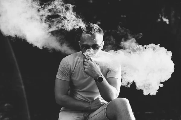 Hombre Con Barba Humo Cigarrillo Electrónico Aire Libre Blanco Negro —  Fotos de Stock