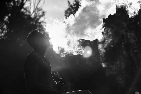 Hombre Con Barba Humo Cigarrillo Electrónico Aire Libre Blanco Negro — Foto de Stock