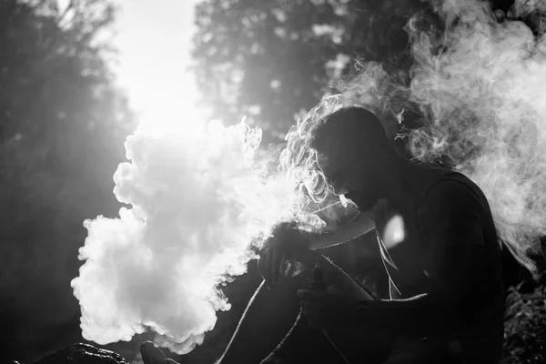 Uomo Con Barba Fumo Sigaretta Elettronica All Aperto Bianco Nero — Foto Stock