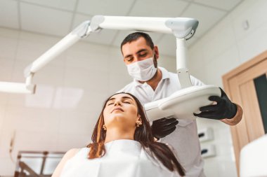 Dişçi klinikte Bayan hasta için x-ışını yapma