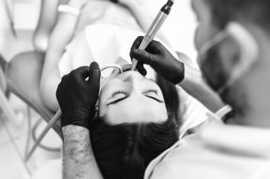 Diş hekimi diş kliniğinde sandalye hasta ile çalışma