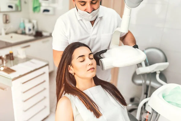 Dişçi Klinikte Bayan Hasta Için Işını Yapma — Stok fotoğraf