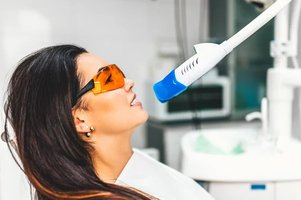 Zahnaufhellung Der Zahnklinik Für Patientinnen — Stockfoto