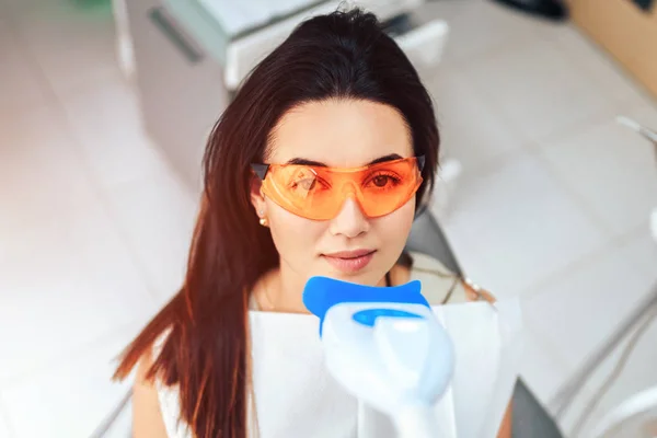 Bayan hasta için diş kliniğinde beyazlatma