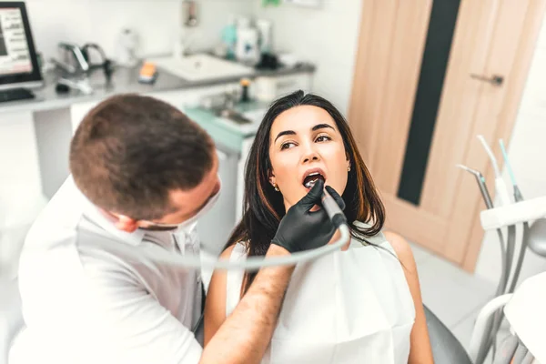 Diş Hekimi Diş Kliniğinde Sandalye Hasta Ile Çalışma — Stok fotoğraf