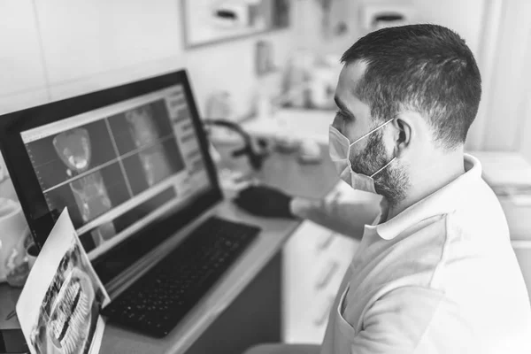 Dentista Haciendo Examen Radiografía Eligiendo Tratamiento Clínica —  Fotos de Stock