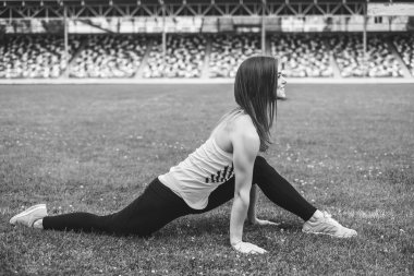 Genç ve güzel esmer sportif kız egzersiz açık, siyah ve beyaz