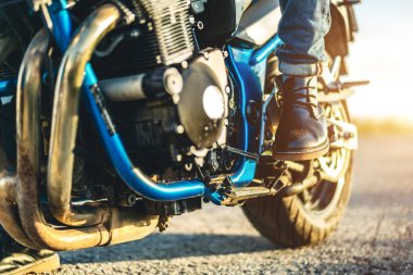 Erkek motorcu ile spor motosiklet yol gündüz, açık renkli çekim