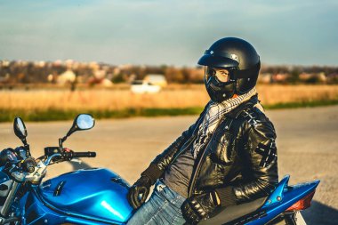 Erkek motorcu ile spor motosiklet yol gündüz, açık renkli çekim