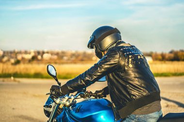Erkek motorcu ile spor motosiklet yol gündüz, açık renkli çekim