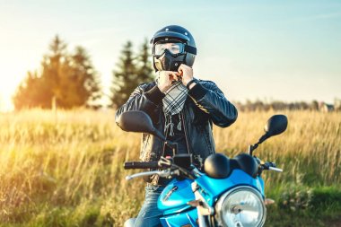 Erkek motorcu ile spor motosiklet yol gündüz, açık renkli çekim