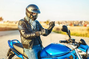 Erkek motorcu ile spor motosiklet yol gündüz, açık renkli çekim