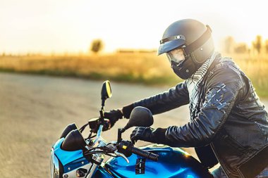 Erkek motorcu ile spor motosiklet yol gündüz, açık renkli çekim