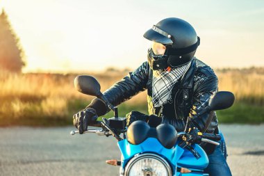 Erkek motorcu ile spor motosiklet yol gündüz, açık renkli çekim