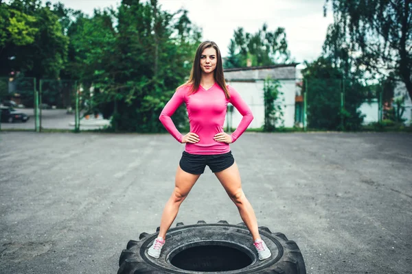 Trening Sportowy Dziewczyna Odkryty Duże Opony — Zdjęcie stockowe