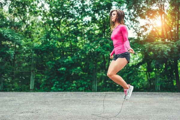 Piuttosto Sportivo Ragazza Formazione Con Corda Nel Parco Estivo — Foto Stock