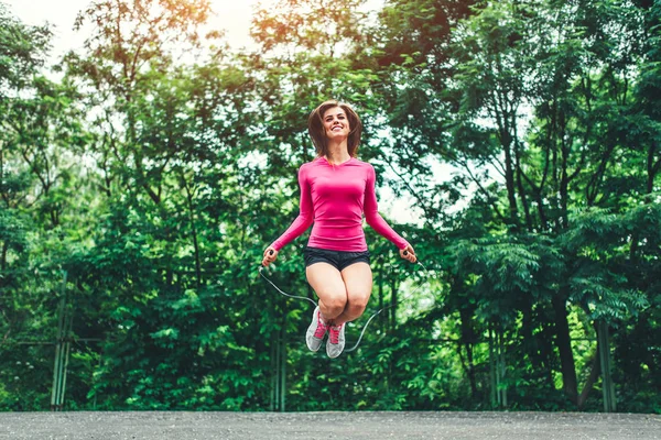 Treinamento Menina Bastante Desportivo Com Corda Parque Verão — Fotografia de Stock