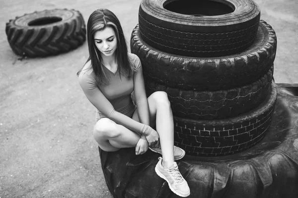 Muito desportivo treino menina ao ar livre com pneu grande — Fotografia de Stock