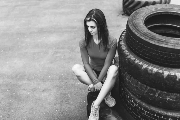 Bastante deportivo chica entrenamiento al aire libre con neumático grande —  Fotos de Stock
