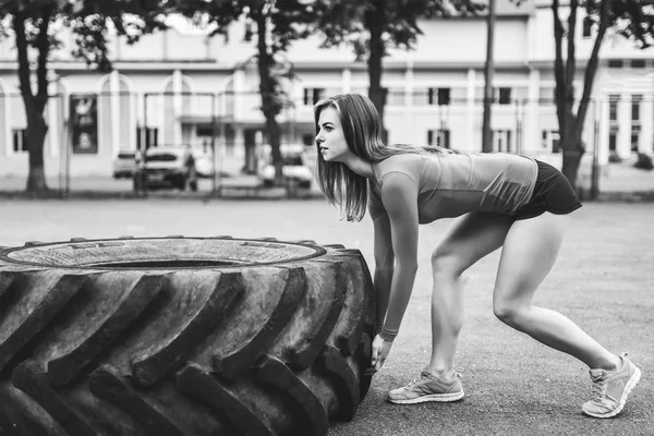 Молода Спортивна Дівчина Працює Відкритому Повітрі Великою Шиною Літньому Парку — стокове фото