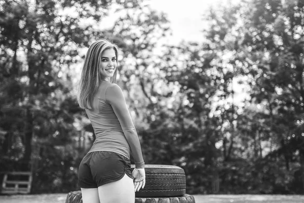 Muito desportivo treino menina ao ar livre com pneu grande — Fotografia de Stock
