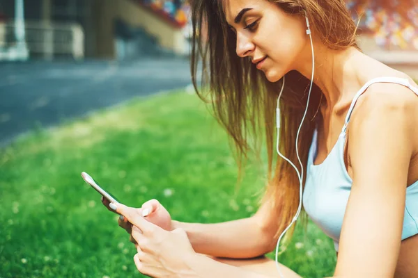 Bella Ragazza Sportiva Con Telefono Rilassante All Aperto Dopo Allenamento — Foto Stock