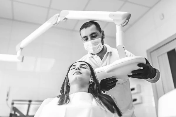 Médico Haciendo Radiografías Para Paciente Femenina Clínica Dental — Foto de Stock