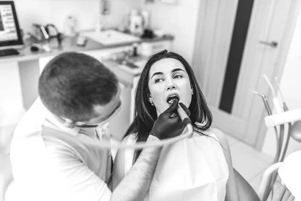 Dentista Trabajando Clínica Dental Con Paciente Femenina Silla —  Fotos de Stock