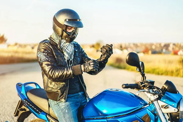Красочный Снимок Мужчины Байкера Спортивным Мотоциклом Открытом Воздухе Дневное Время — стоковое фото