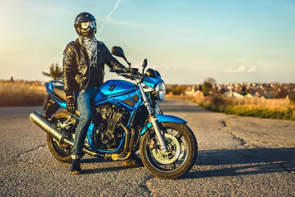 Tiro Colorido Motociclista Masculino Com Motocicleta Esporte Livre Estrada Durante — Fotografia de Stock