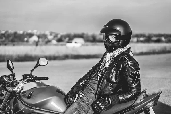 Schwarz Weiß Aufnahme Eines Männlichen Bikers Auf Einem Sportmotorrad Freien — Stockfoto