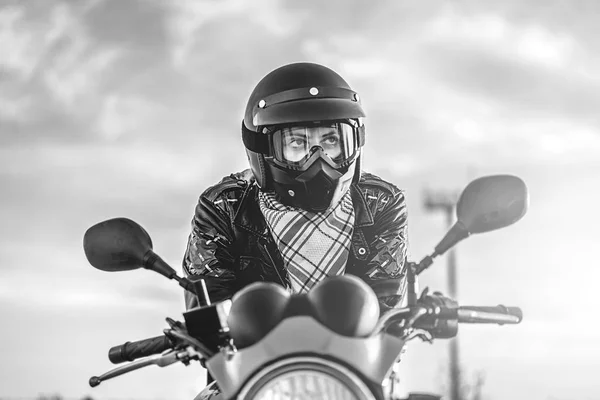 Чорно Білий Знімок Чоловічого Байкера Спортивному Мотоциклі Відкритому Повітрі Дорозі — стокове фото