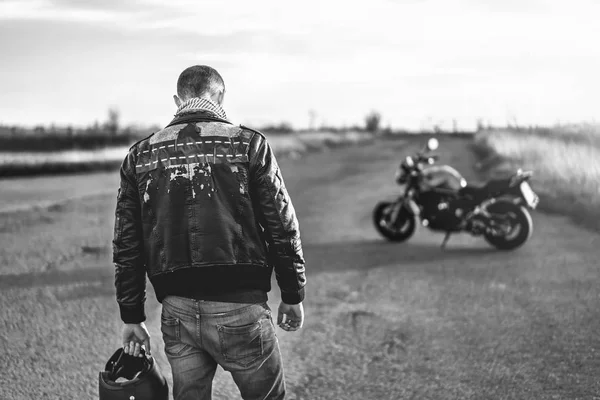 屋外オンロード スポーツ バイクの男性バイカーの黒と白のショット — ストック写真